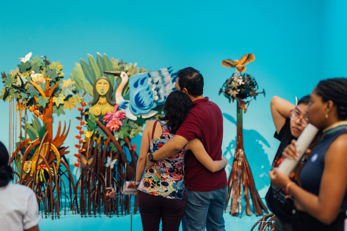 Fotografía de visitantes en la exposición Hernando Tejada. Viaje de vuelta