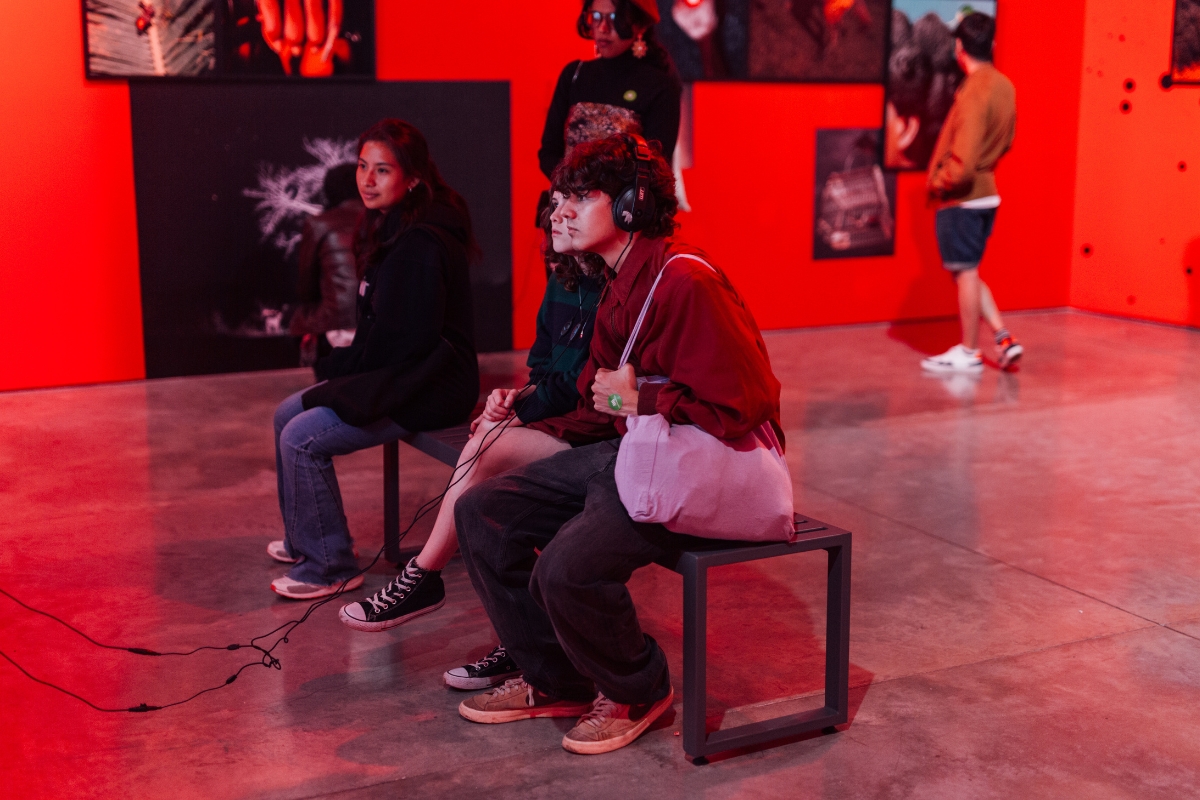 Fotografía de visitantes en la exposición Kalabongó