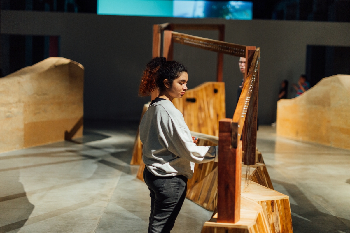 Fotografía de visitante en la exposición Tania Candiani. Ofrenda