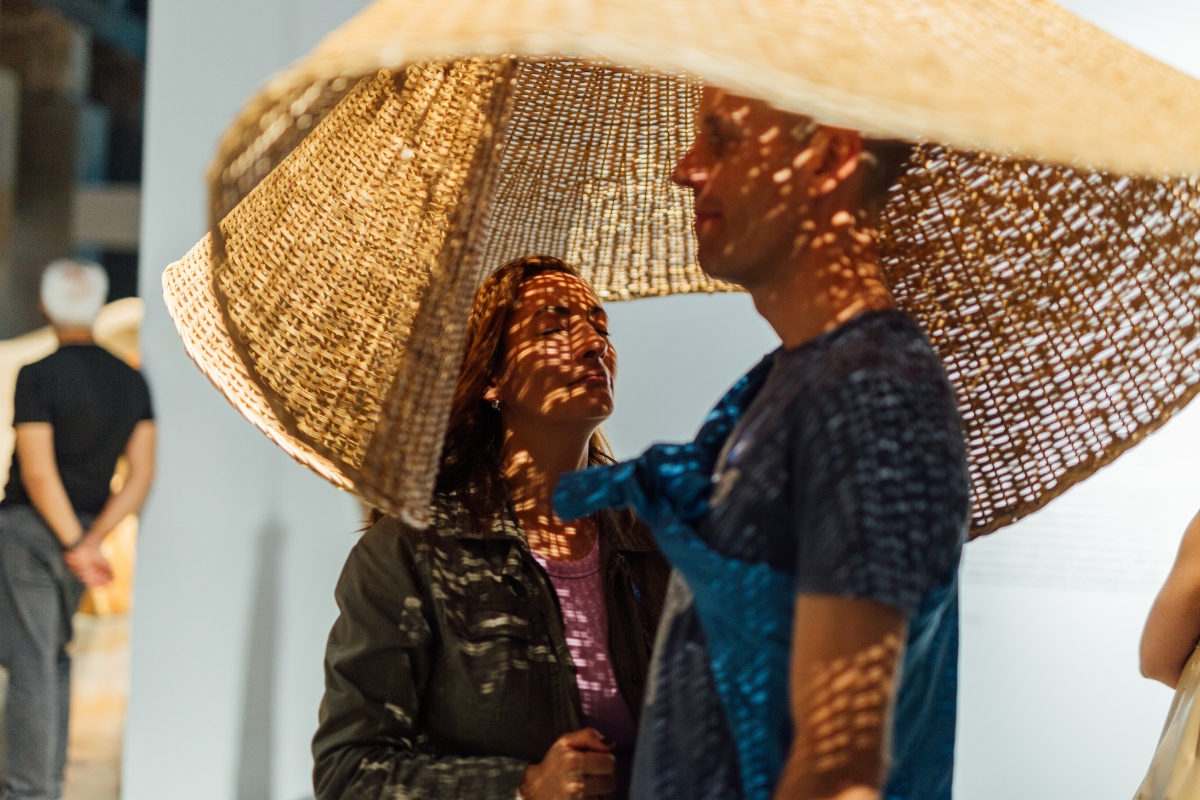 Fotografía de visitantes en la exposición Tania Candiani. Ofrenda
