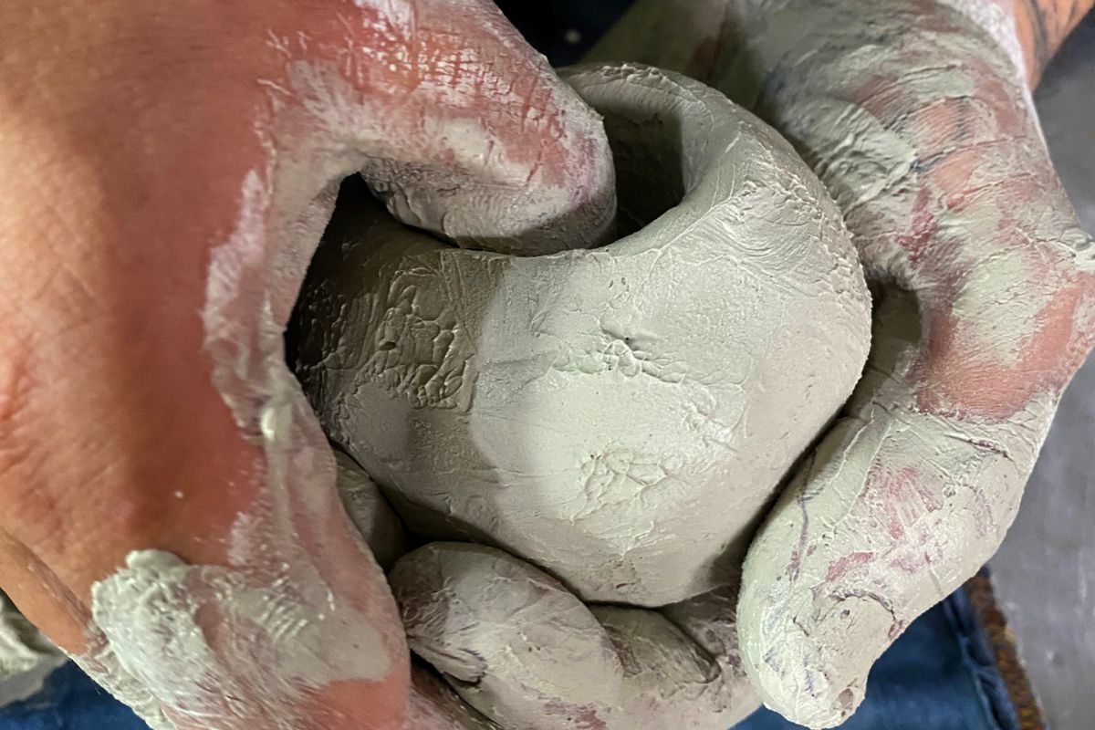 Manos trabajando la cerámica