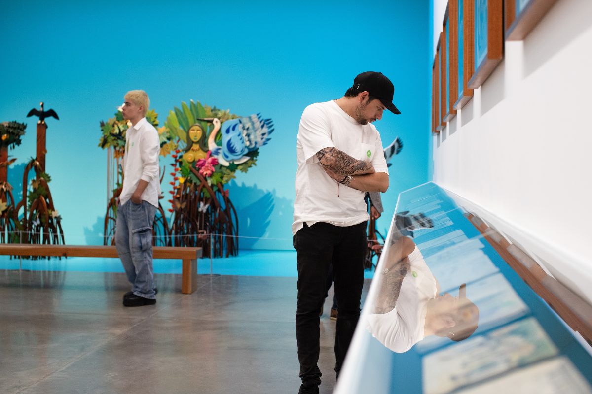 Visitante en la exposición Hernando Tejada. Viaje de vuelta