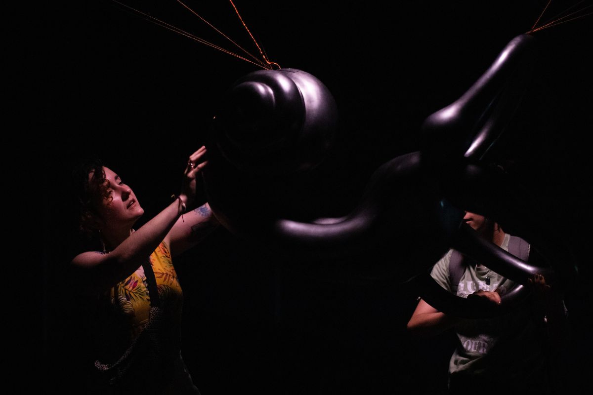 Fotografía de visitantes en la exposición Fósil acústico. Escuchar (con) el río