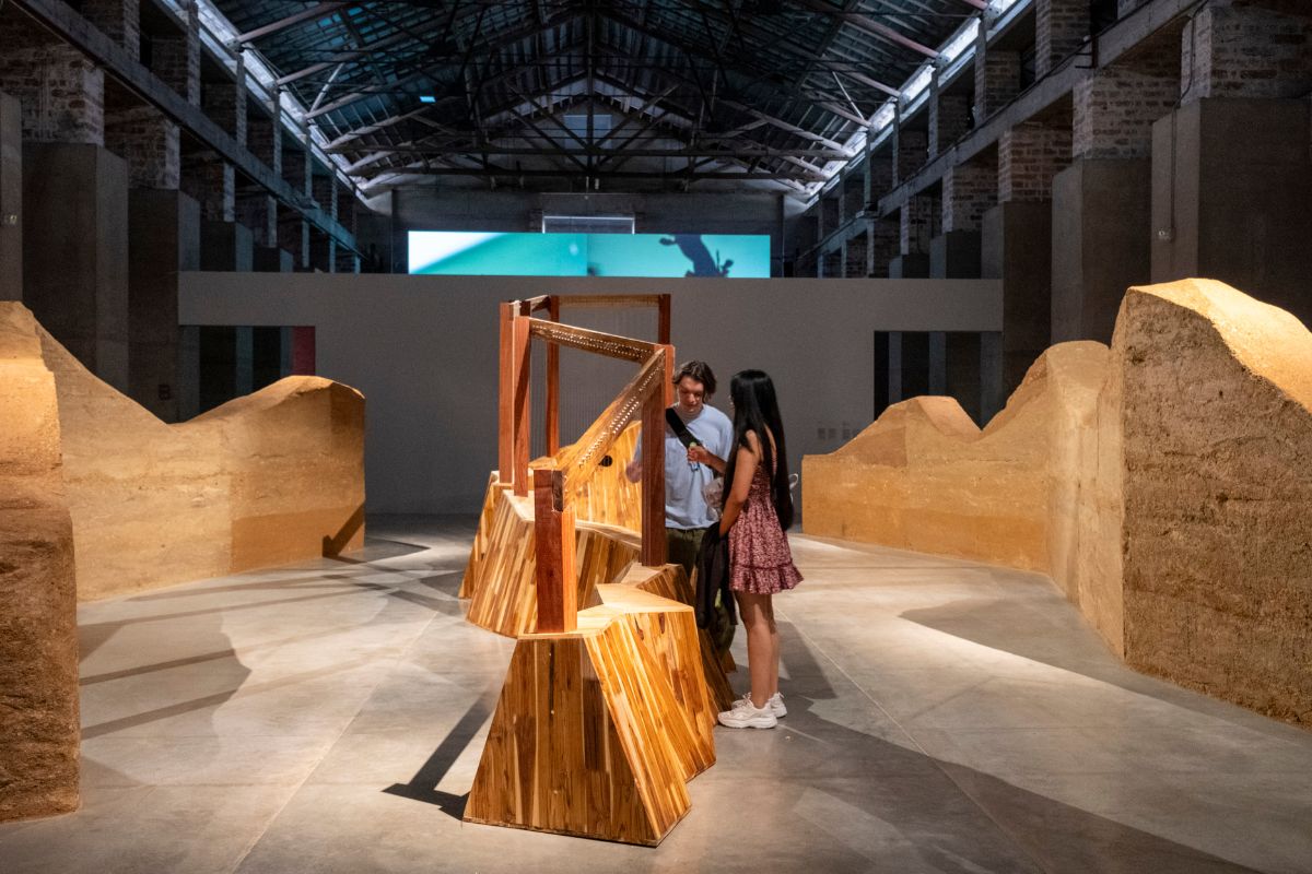 Fotografía de visitantes en la obra Cuando el río suena, de Tania Candiani