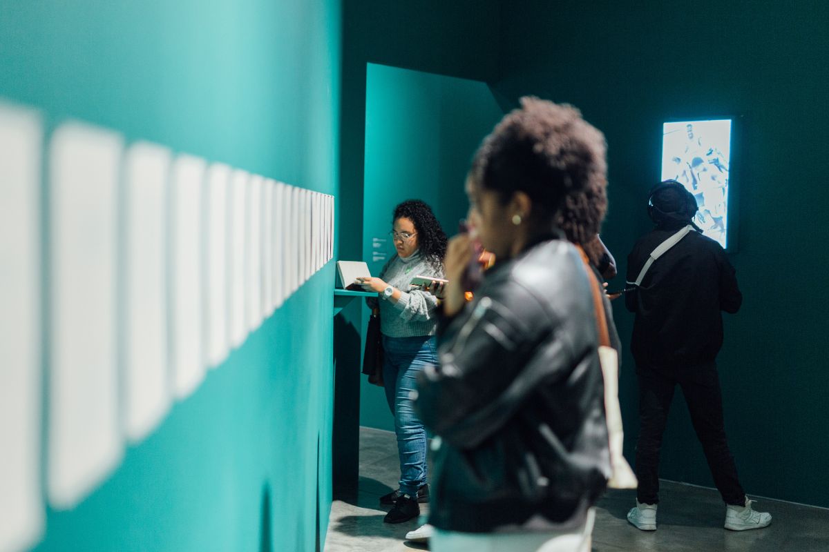 Fotografía de visitante en la exposición Desafiar. Atravesar el sol desde un gran Pacífico