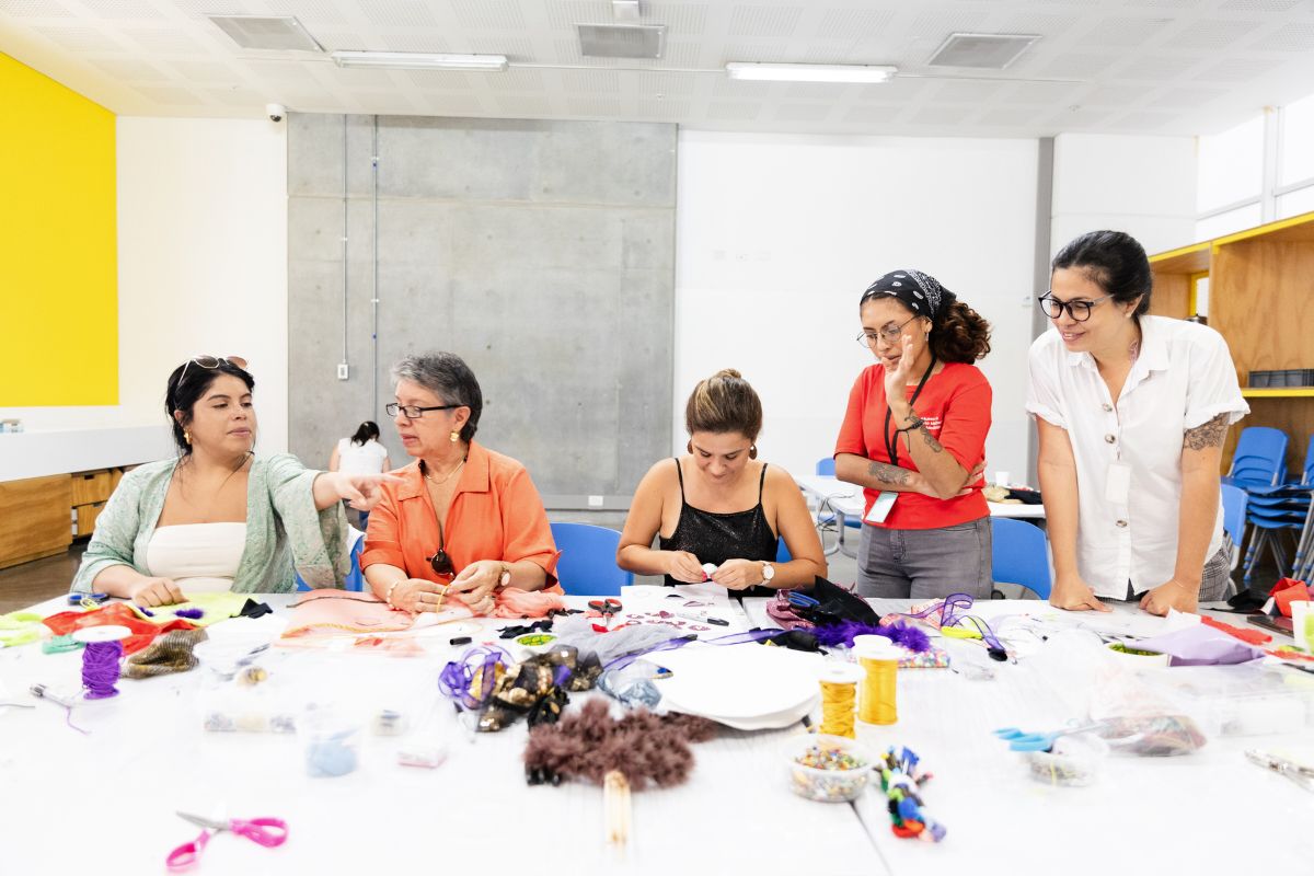 Fotografía de mujeres en laboratorio con mediadores