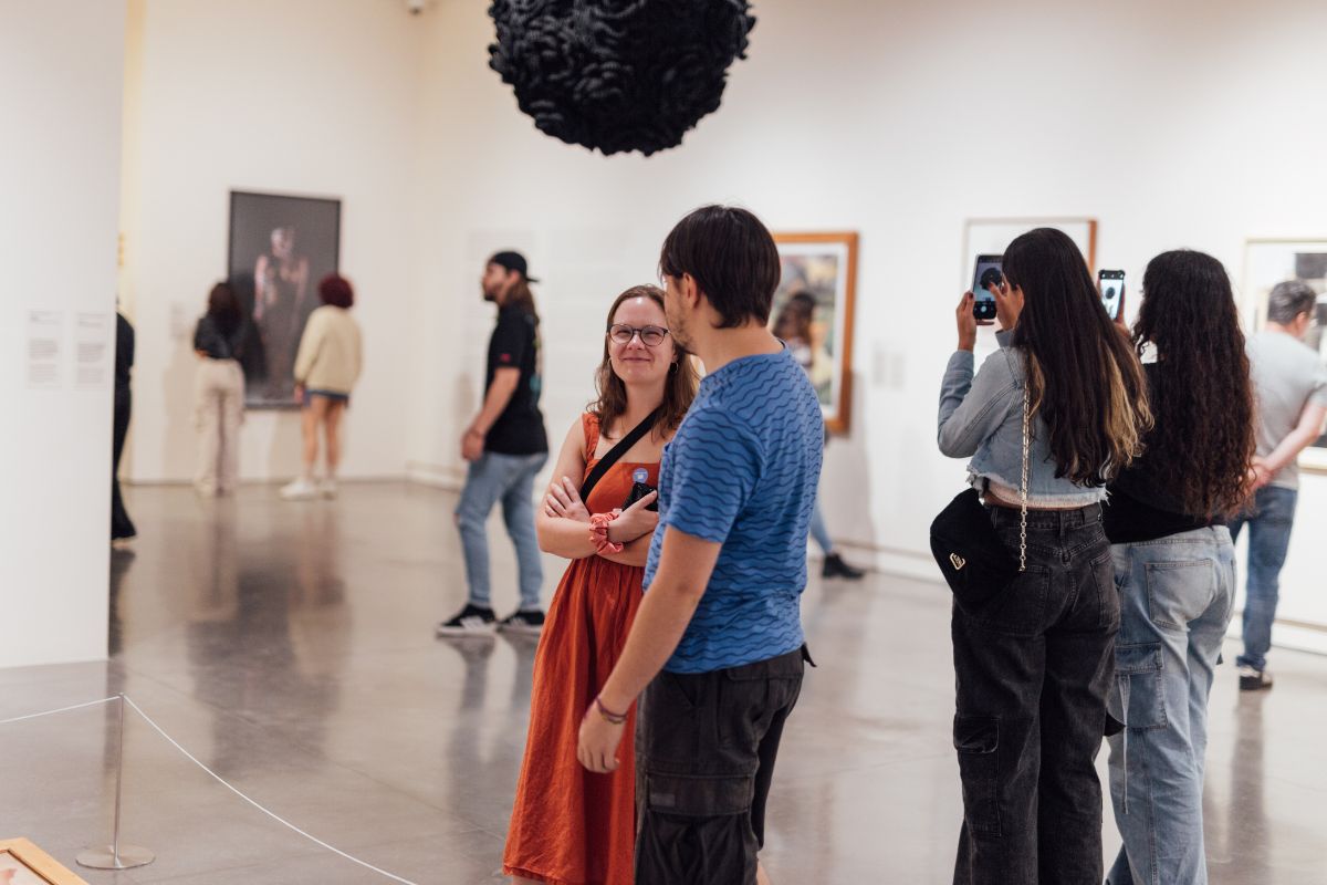Fotografía de visitantes en la exposición Musa. Perspectivas femeninas en las Colecciones del MAMM y MAC Panamá