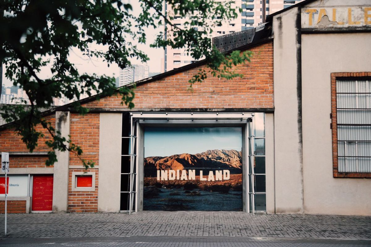 Fotografía de la obra de Nicholas Galanin