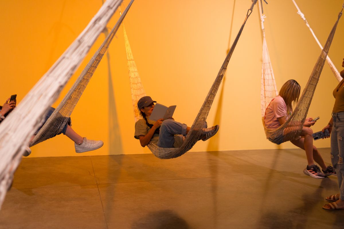 Fotografía de visitante leyendo en la obra Ocaso de Ela Spalding