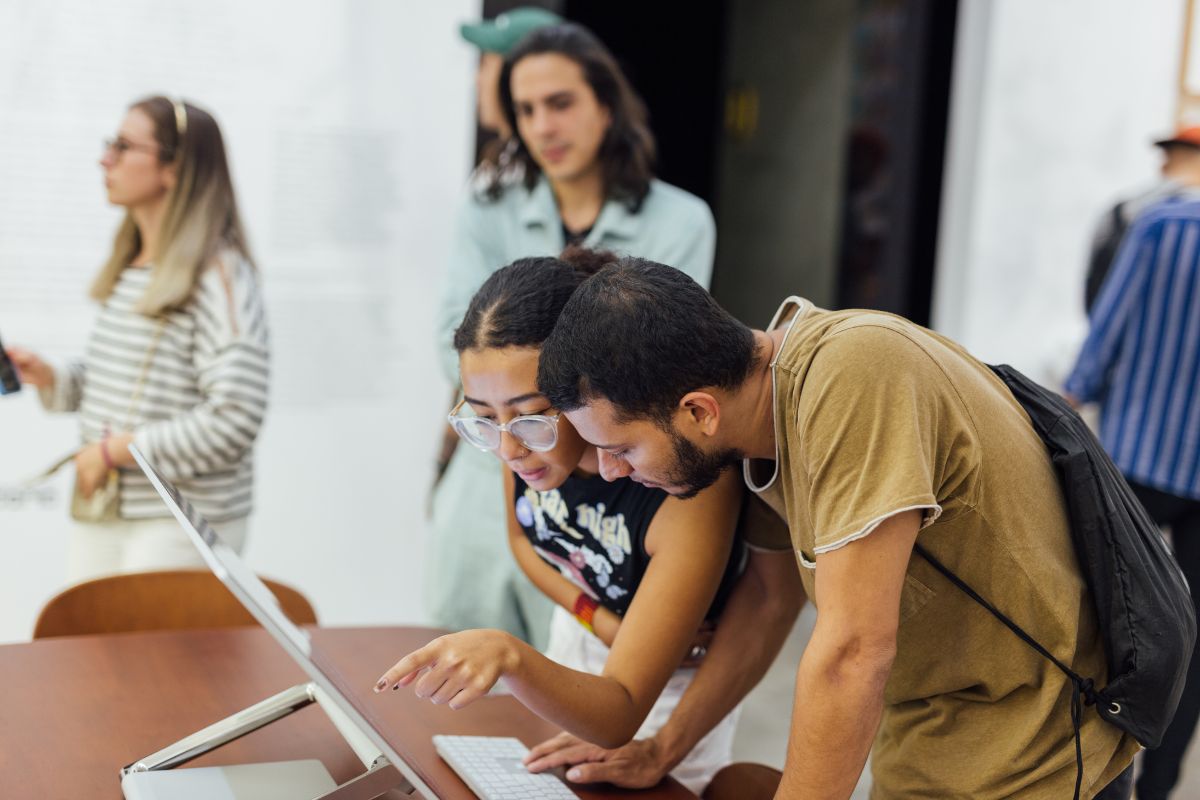 Fotografía de visitantes en la exposición Khoka Project