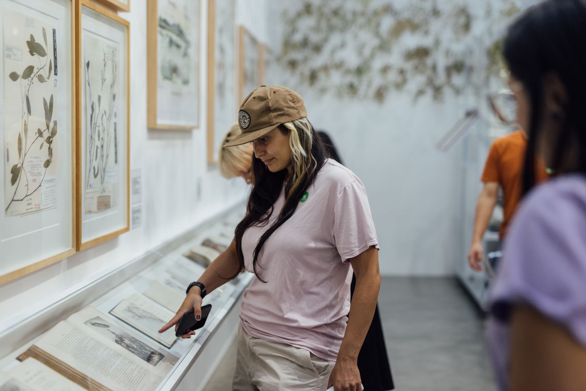 Fotografía de visitantes en la exposición Khoka Project