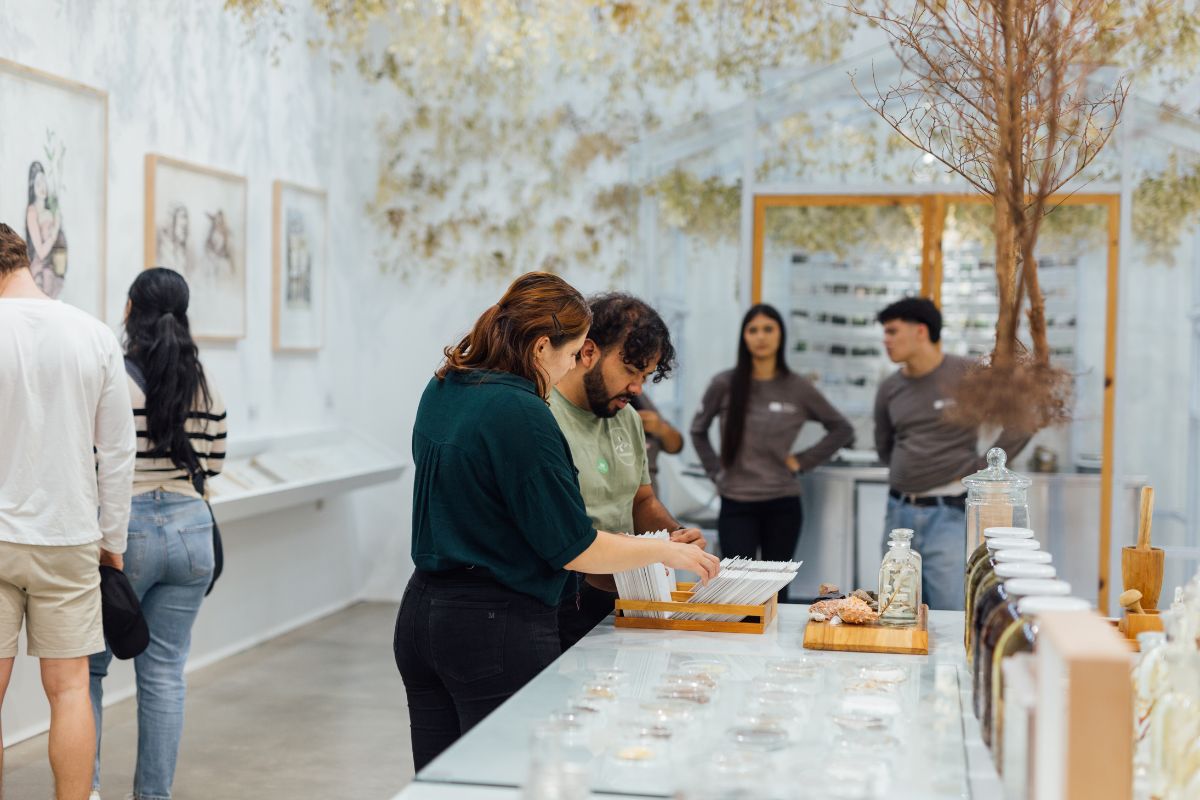 Fotografía de visitantes en la exposición Khoka Project