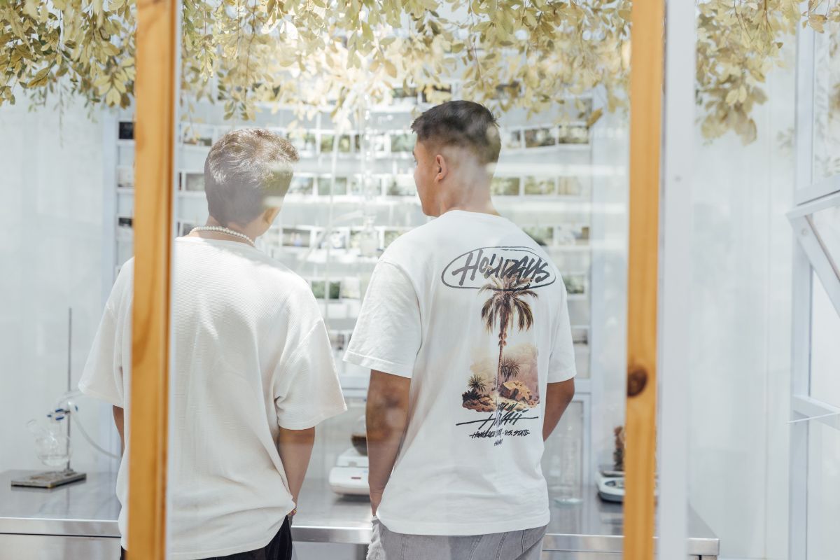 Fotografía de visitantes en la exposición Khoka Project