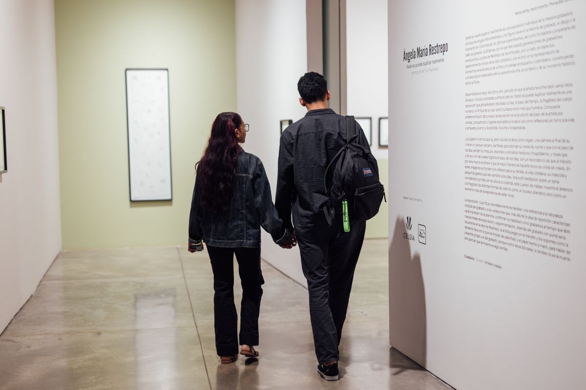Fotografía de visitantes en la exposición Ángela María Restrepo. Nada se puede duplicar realmente