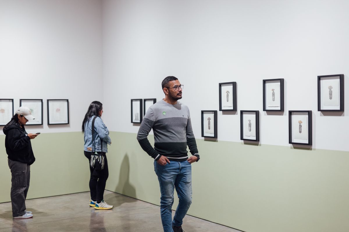 Fotografía de visitantes en la exposición Ángela María Restrepo. Nada se puede duplicar realmente