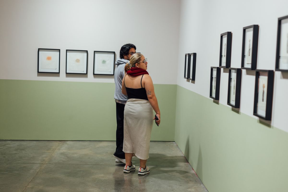 Fotografía de visitantes en la exposición Ángela María Restrepo. Nada se puede duplicar realmente