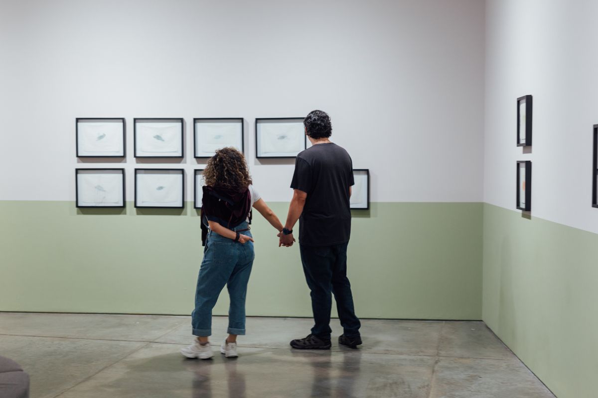 Fotografía de visitantes en la exposición Ángela María Restrepo. Nada se puede duplicar realmente