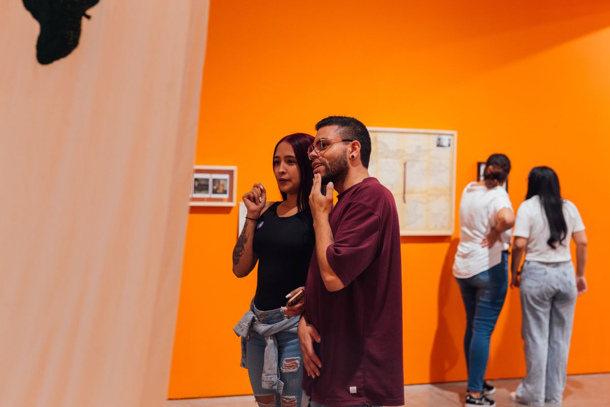 Fotografía de visitantes en la exposición No-objetualismos. Hacia un pensamiento visual independiente