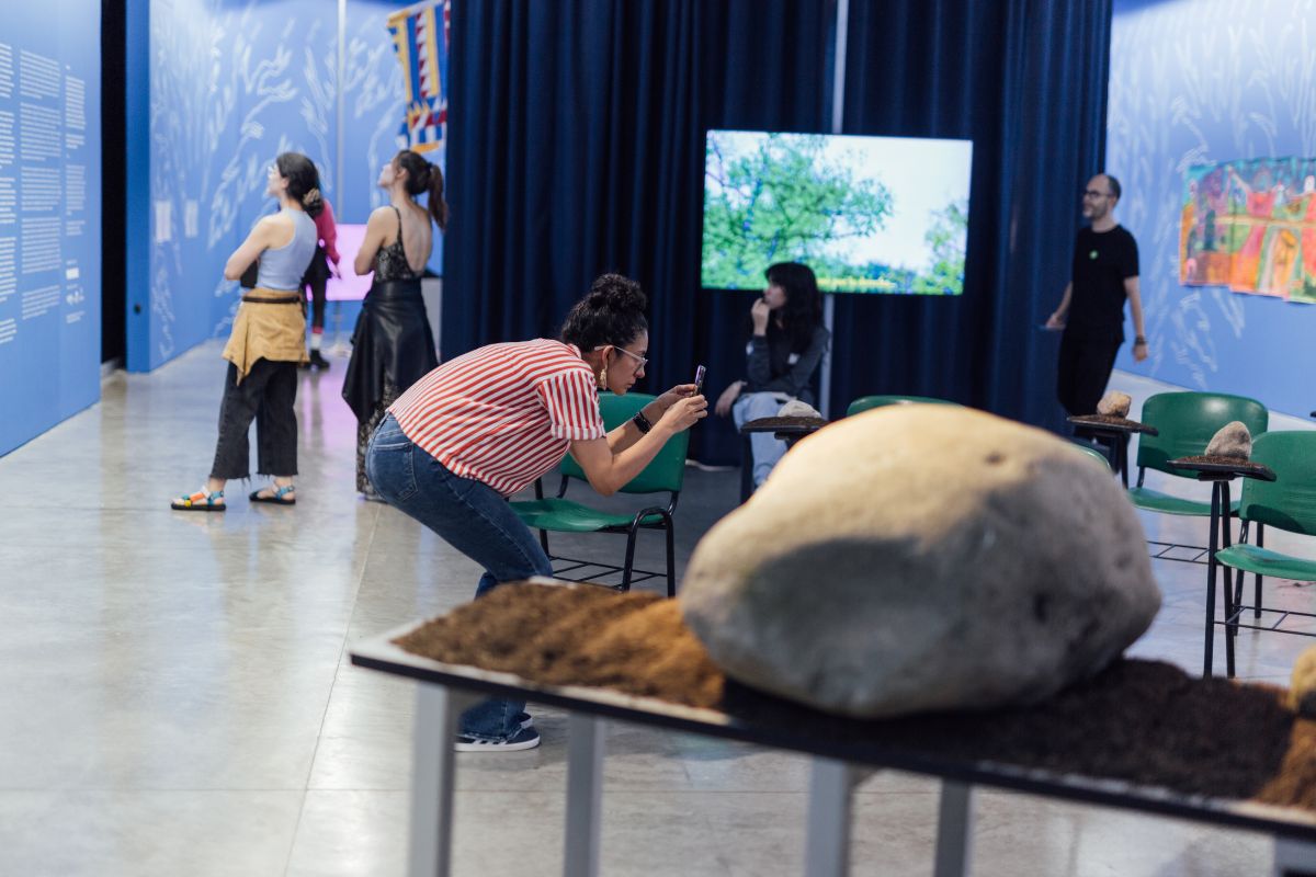 Fotografía de visitantes en la exposición El espacio en medio
