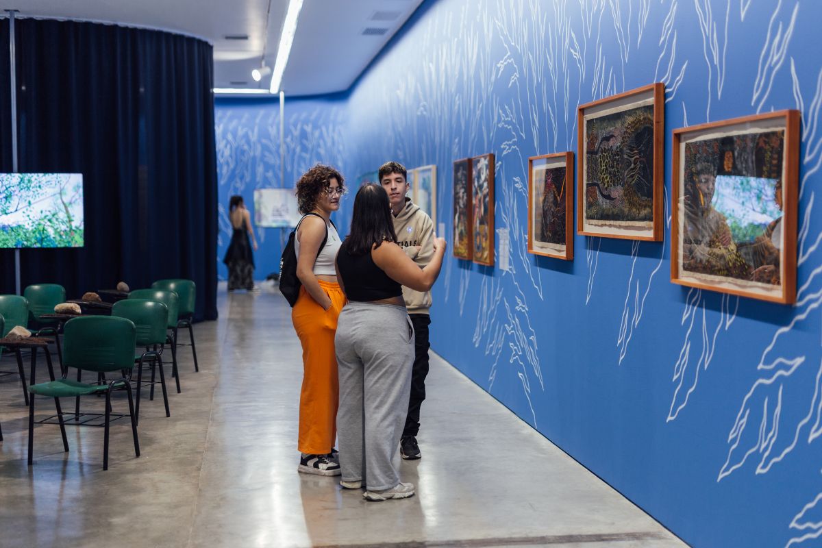 Fotografía de visitantes en la exposición El espacio en medio