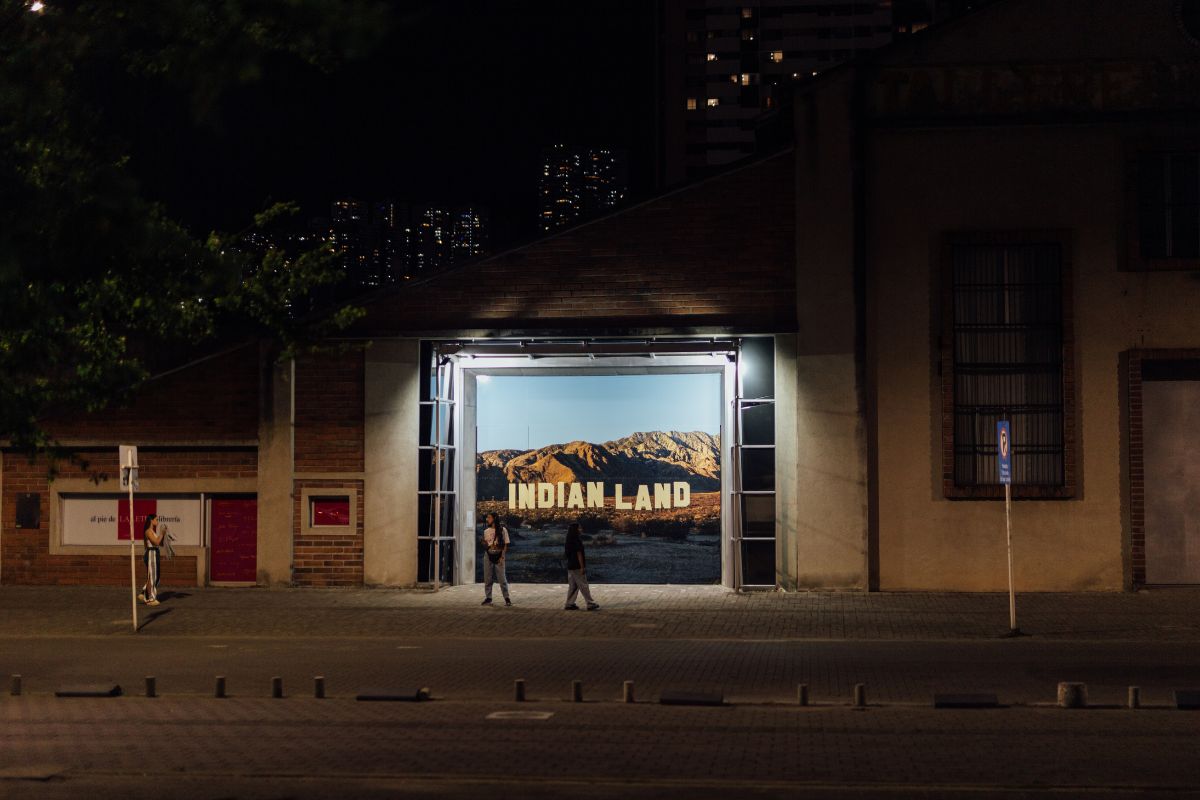 Fotografía de visitantes en la exposición El espacio en medio