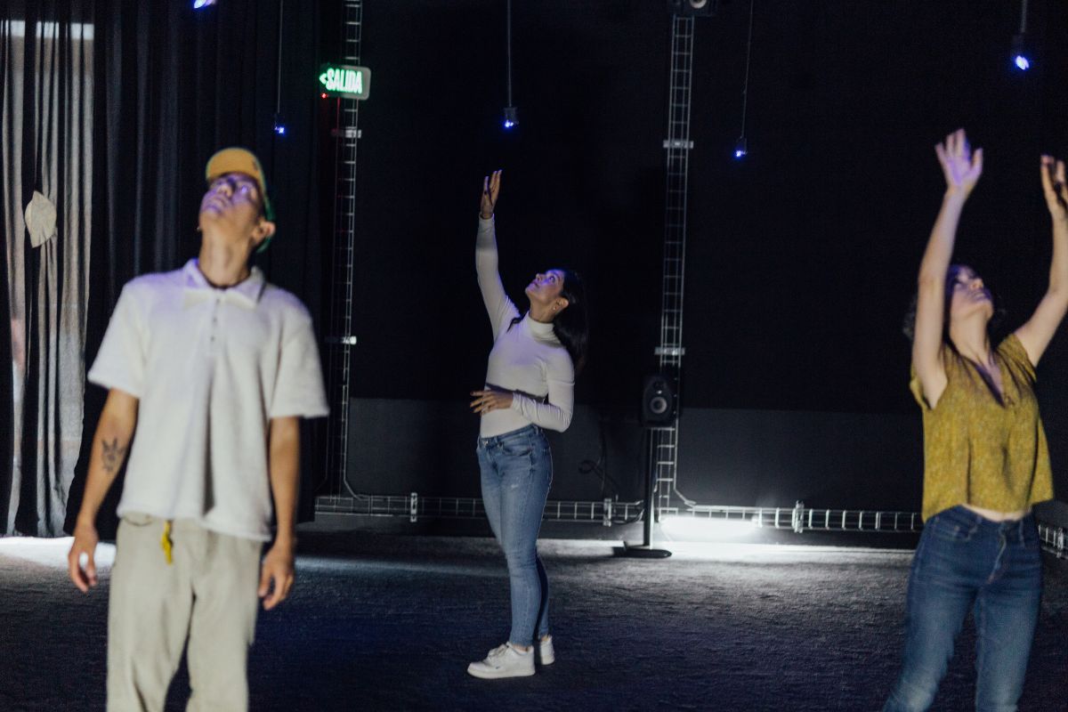 Fotografía de visitantes en la exposición Huellas de aire