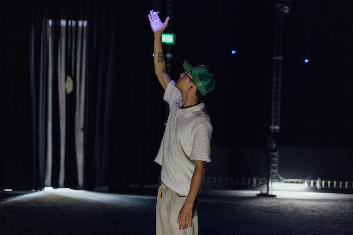 Fotografía de visitantes en la exposición Huellas de aire