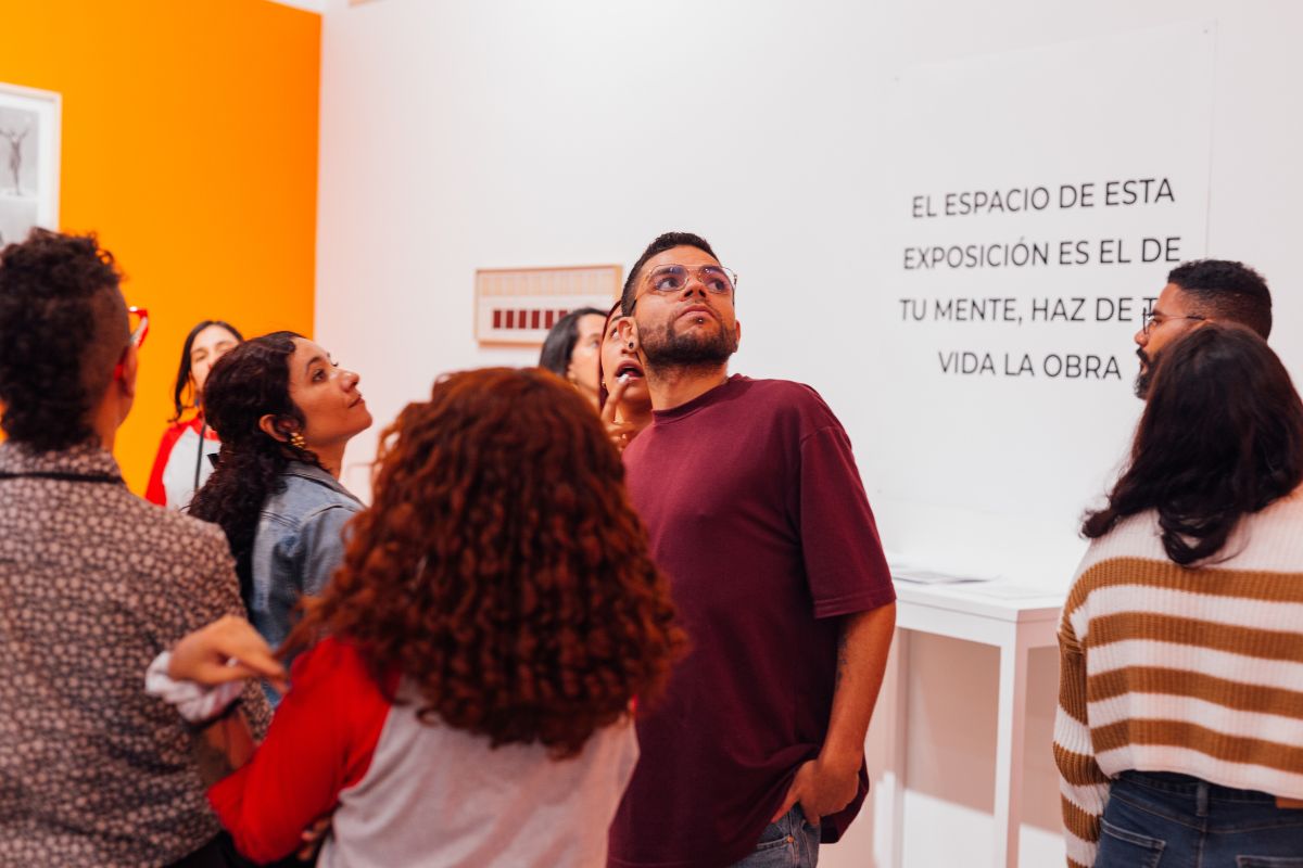 Fotografía de visitantes en la exposición No-objetualismo