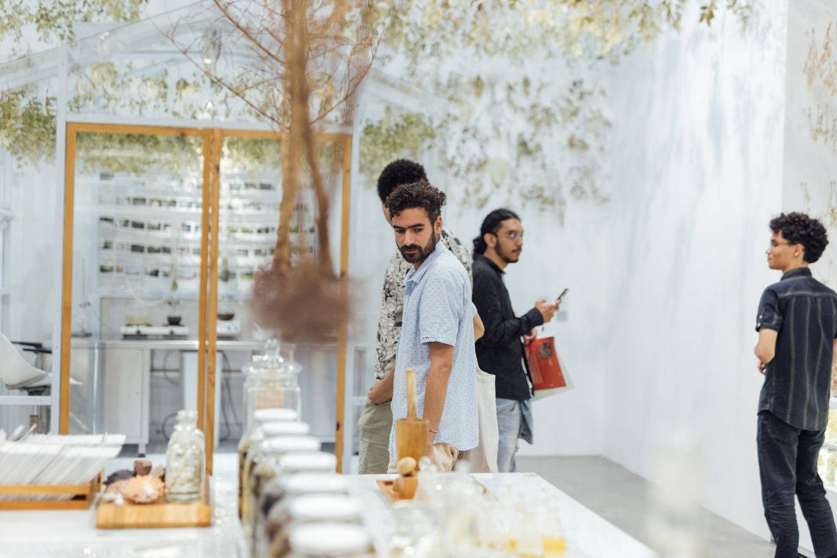 Fotografía de visitante en la exposición Khoka Project