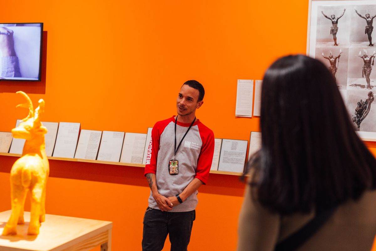 Fotografía de mediador en recorrido comentado