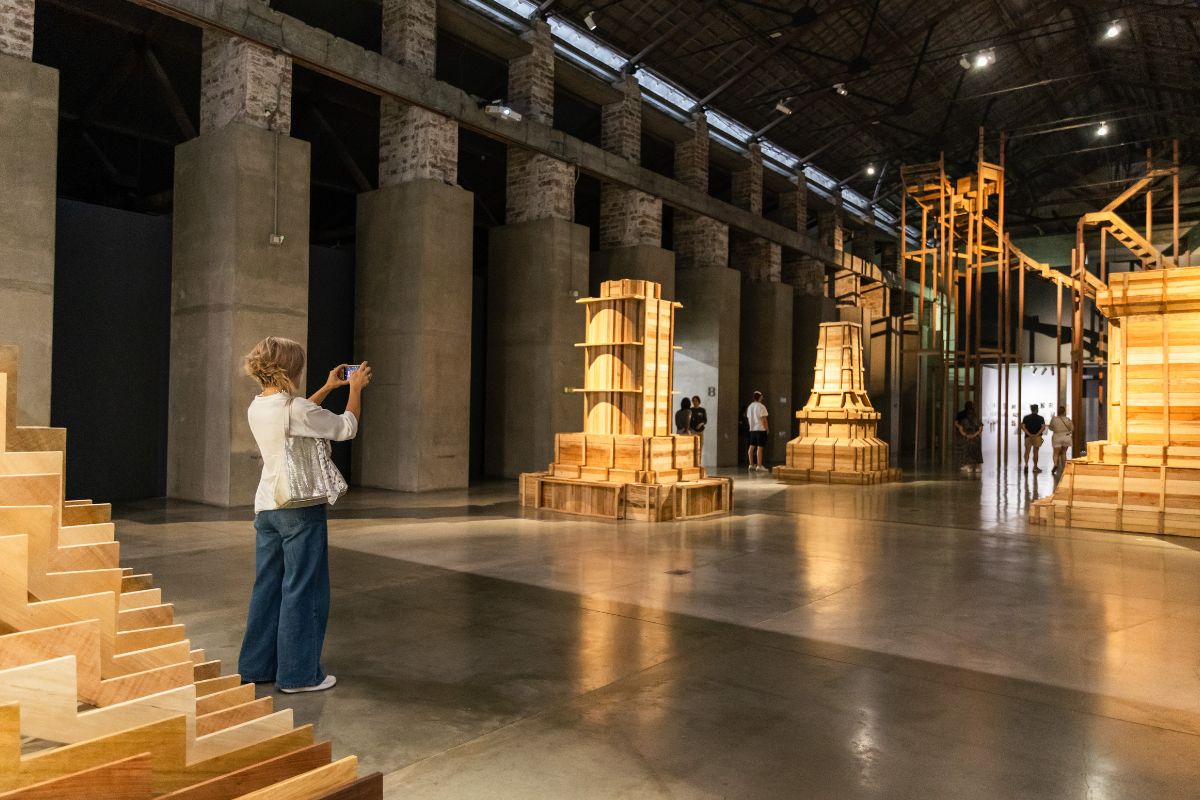 Fotografía de la exposición Juan Fernando Herrán: materialidades y constelaciones