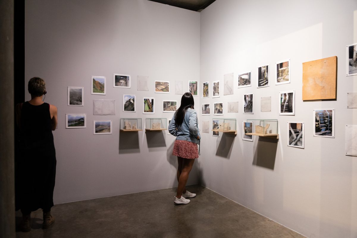 Fotografía de la exposición Juan Fernando Herrán: materialidades y constelaciones