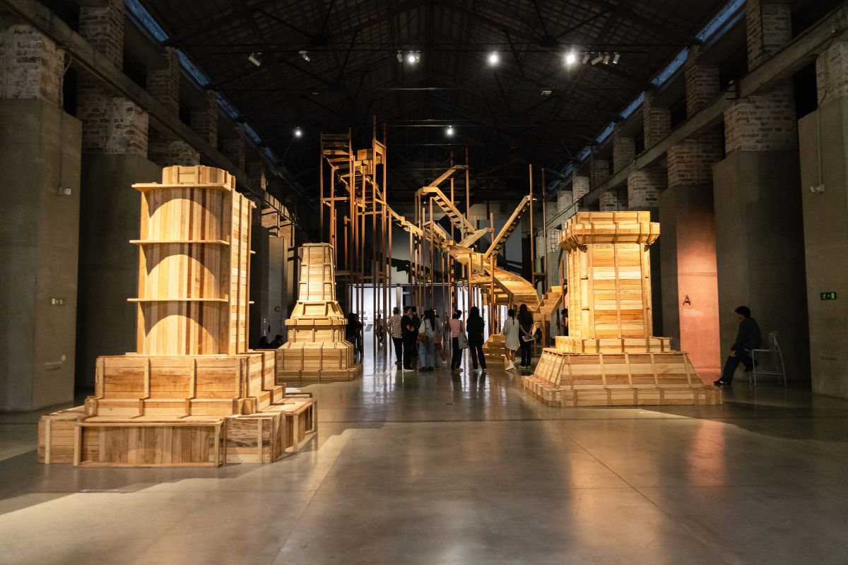 Fotografía de la exposición Juan Fernando Herrán: materialidades y constelaciones