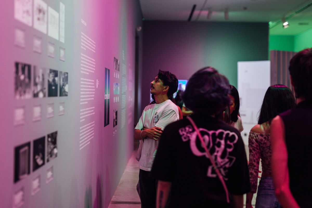 Fotografía en exposición invocando los fantasmas de la modernidad