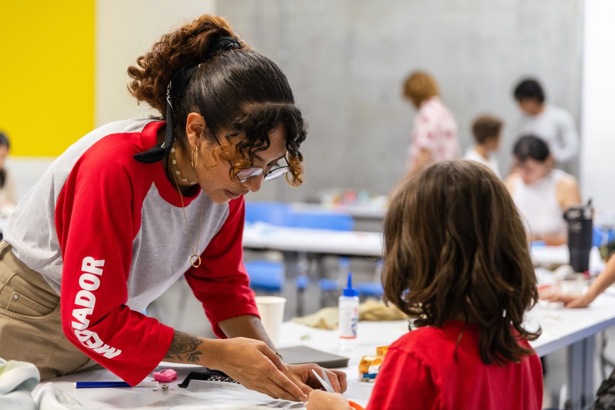 Fotografía de taller con mediadora
