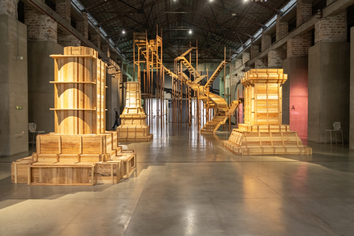 Fotografía de las obras Héroes mil y Espina dorsal