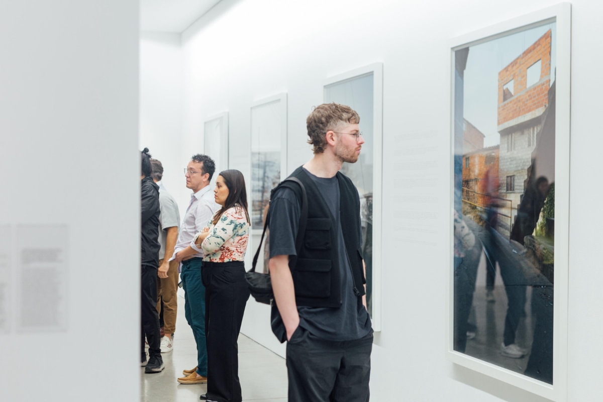 Fotografía de visitantes en sala de la exposición Materialidades y constelaciones