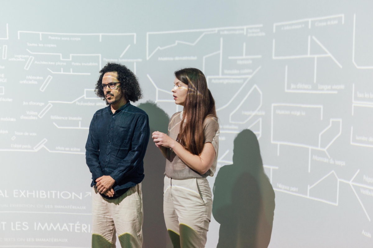 Fotografía de Esteban Gutiérrez y Lívia Nolasco-Rózsás en la exposición Invocando los fantasmas de la modernidad