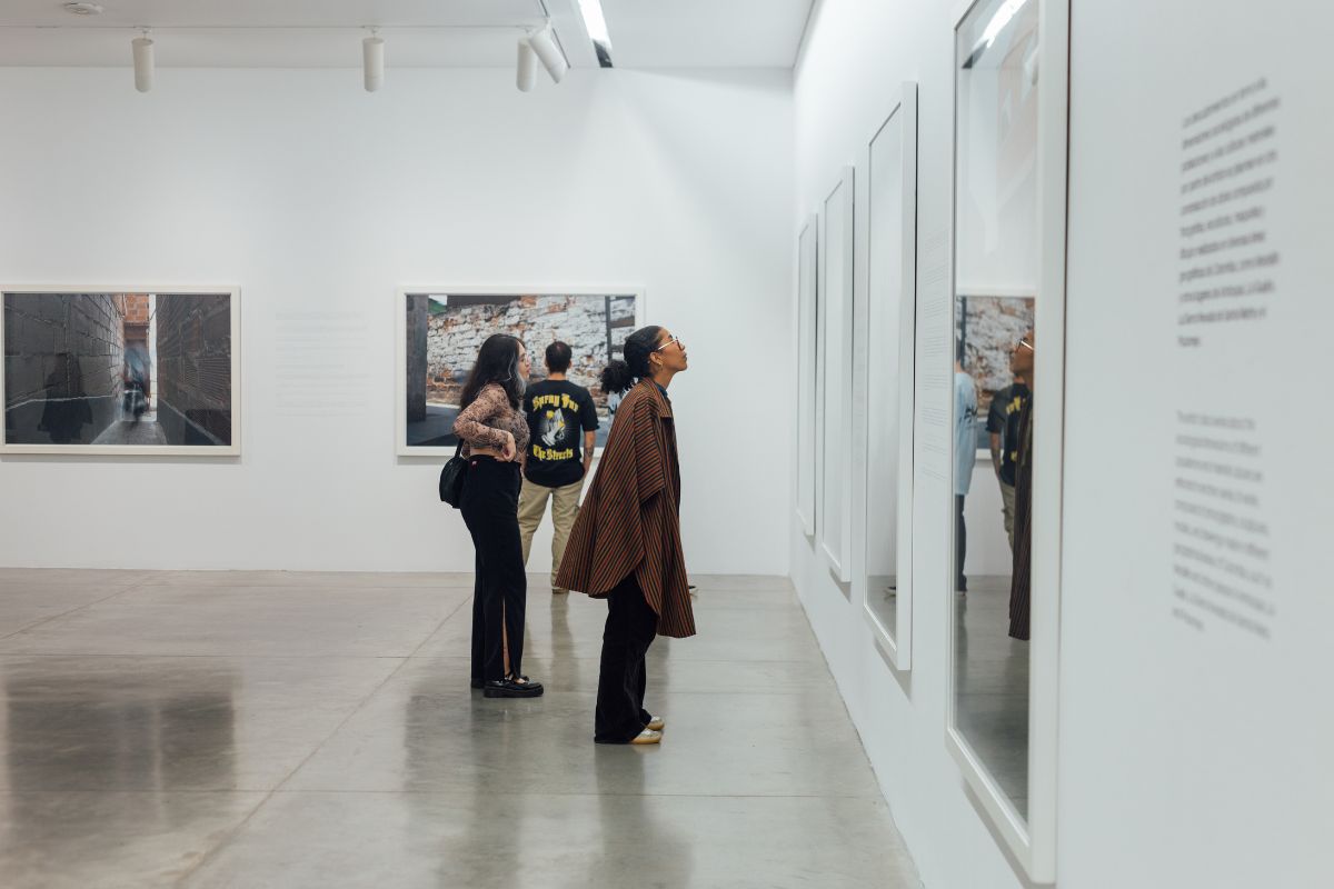 Fotografía de visitante en la exposición Juan Fernando Herrán. Materialidades y constelaciones