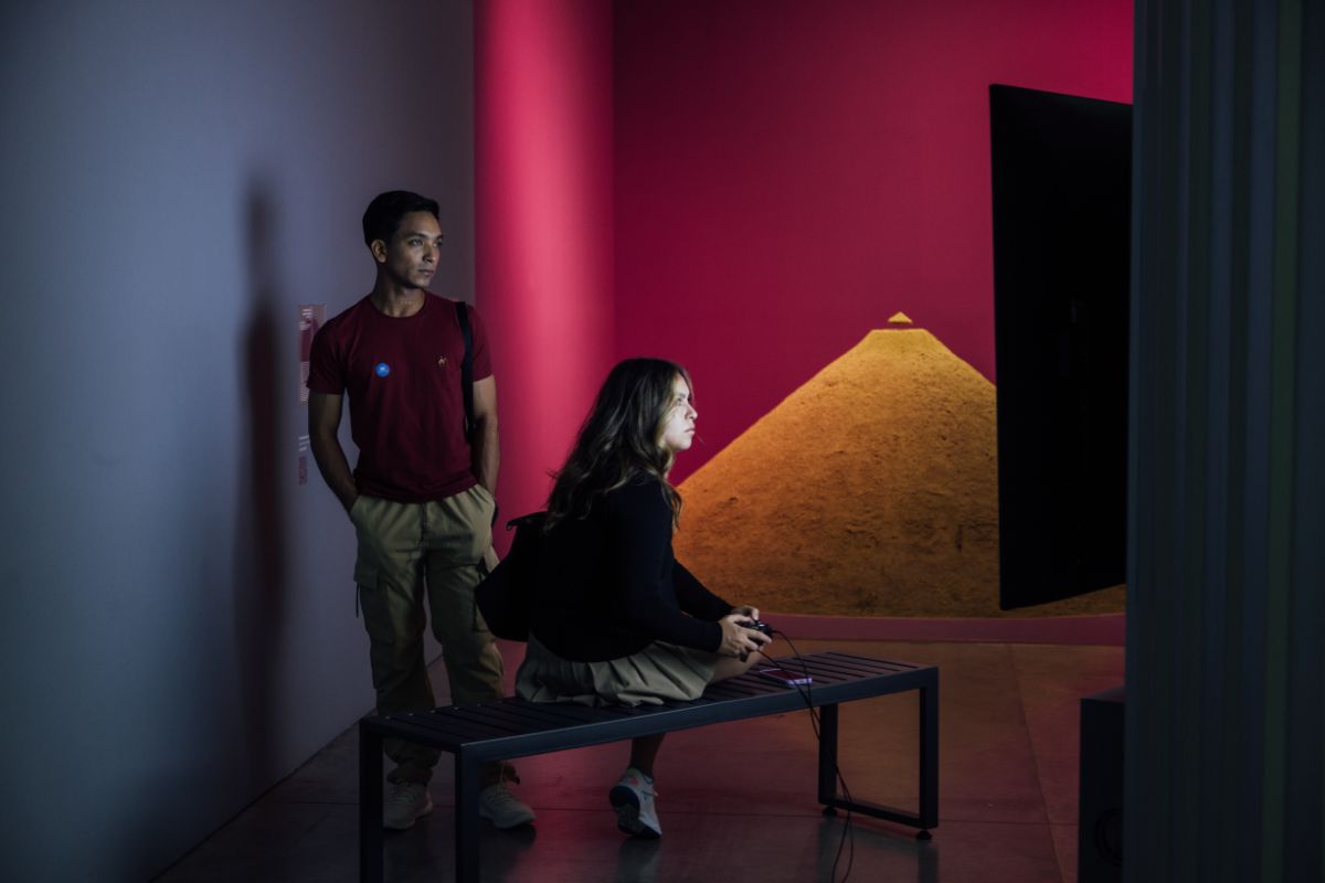 Fotografía de visitantes en la exposición Invocando los fantasmas de la modernidad