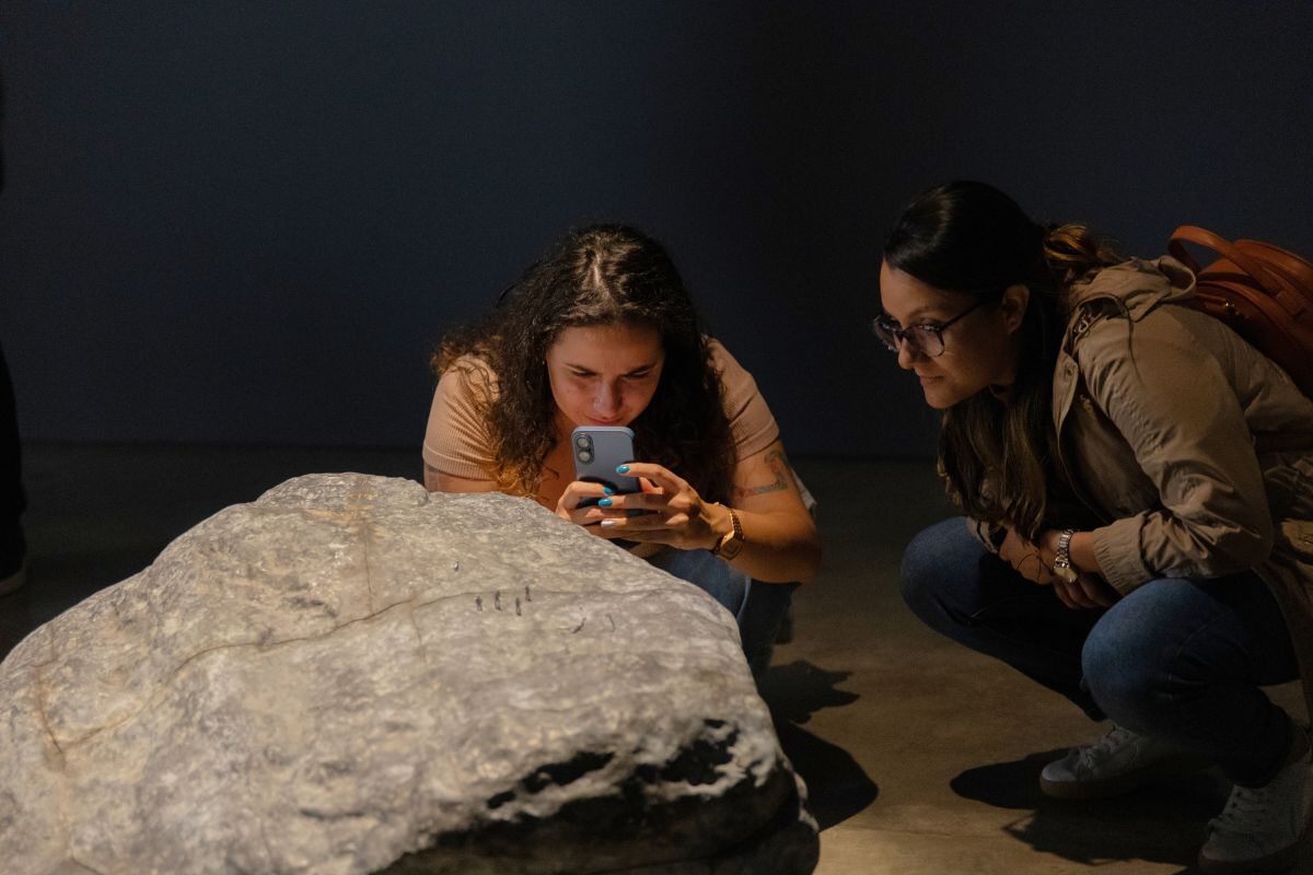 Fotografía de visitantes en la exposición Materialidades y constelaciones