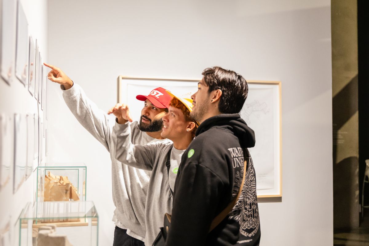 Fotografía de visitantes en exposición Materialidades y constelaciones