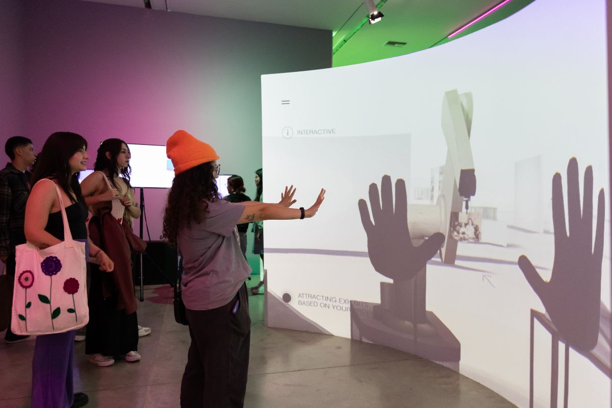 Fotografía de visitantes en la exposición Invocando los fantasmas de la modernidad