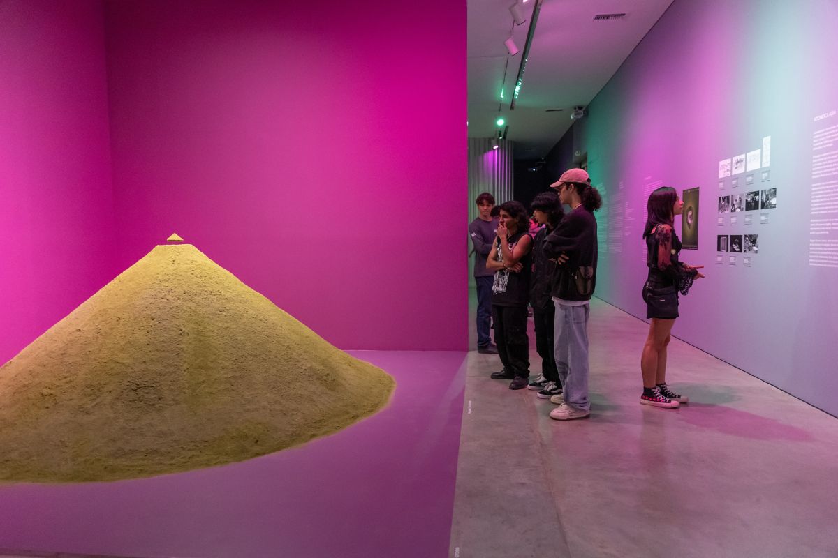 Fotografía de visitantes en la exposición Invocando los fantasmas de la modernidad