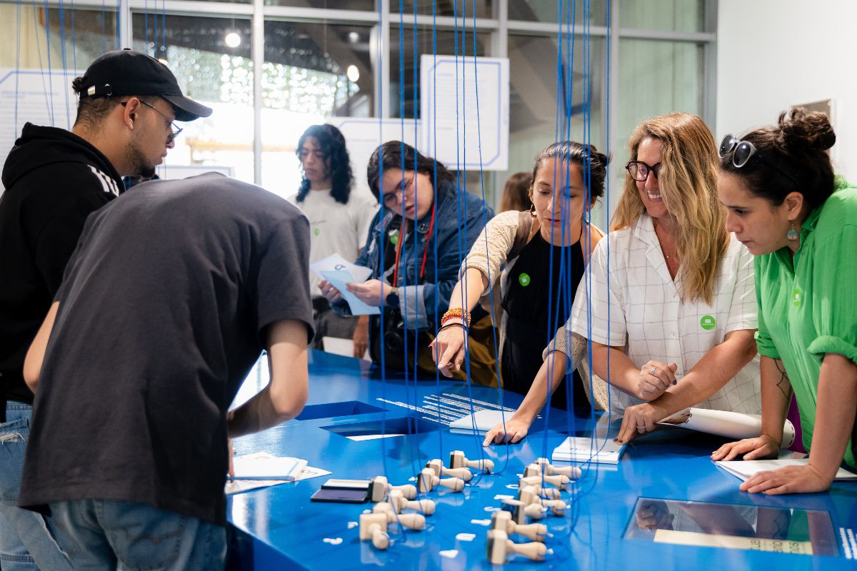 Fotografía de visitantes en la exposición Señal abierta