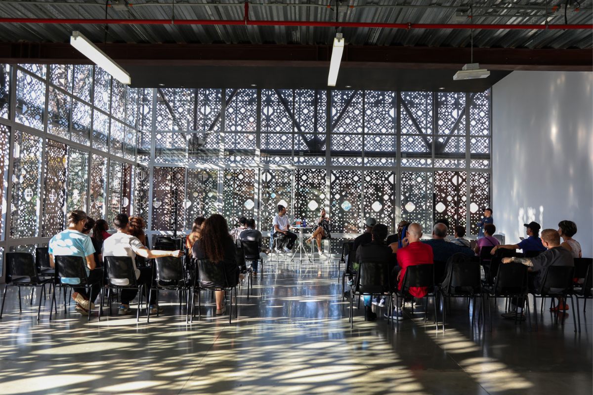 Fotografía de evento en la Sala de Eventos del quinto piso