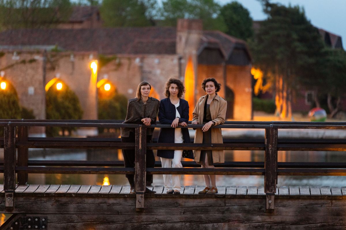 Artistas Lina Lapelytė, Rugilė Barzdžiukait, Vaiva Grainytė. Foto: Andrej Vasilenko. Cortesía de las artistas.