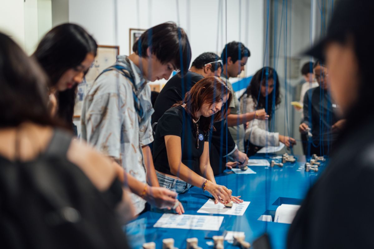 Fotografía de visitantes en la exposición Señal abierta. Lenguajes del arte actual