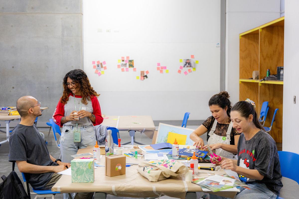 Fotografía de un taller con mediadores