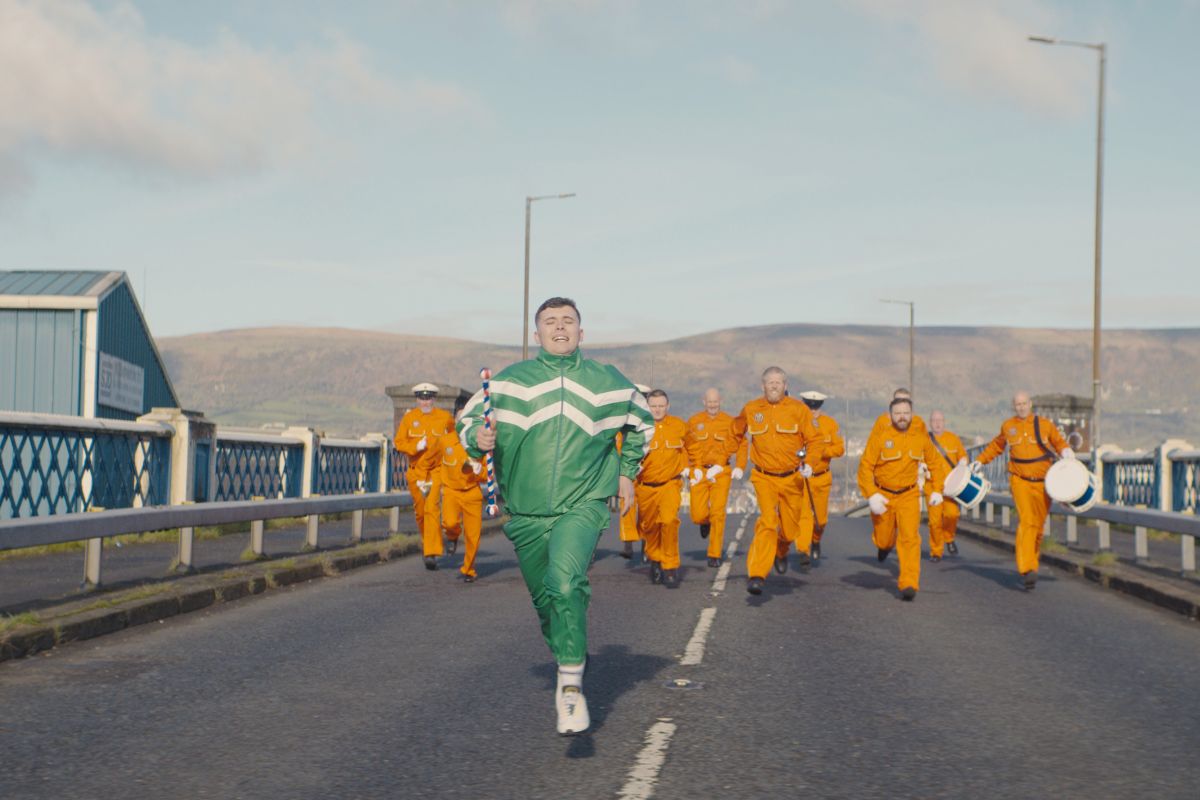 Fotograma de la película Kneecap